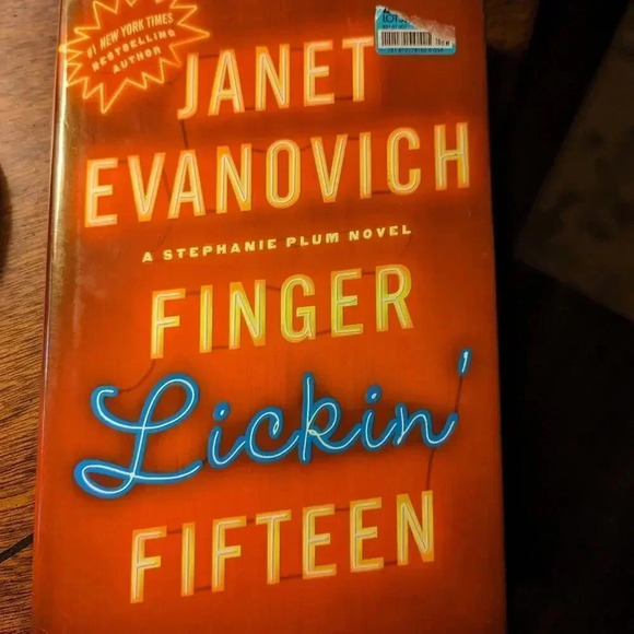 Bundle of Janet Evanovich Stephanie Plum Books - Picture 4 of 4